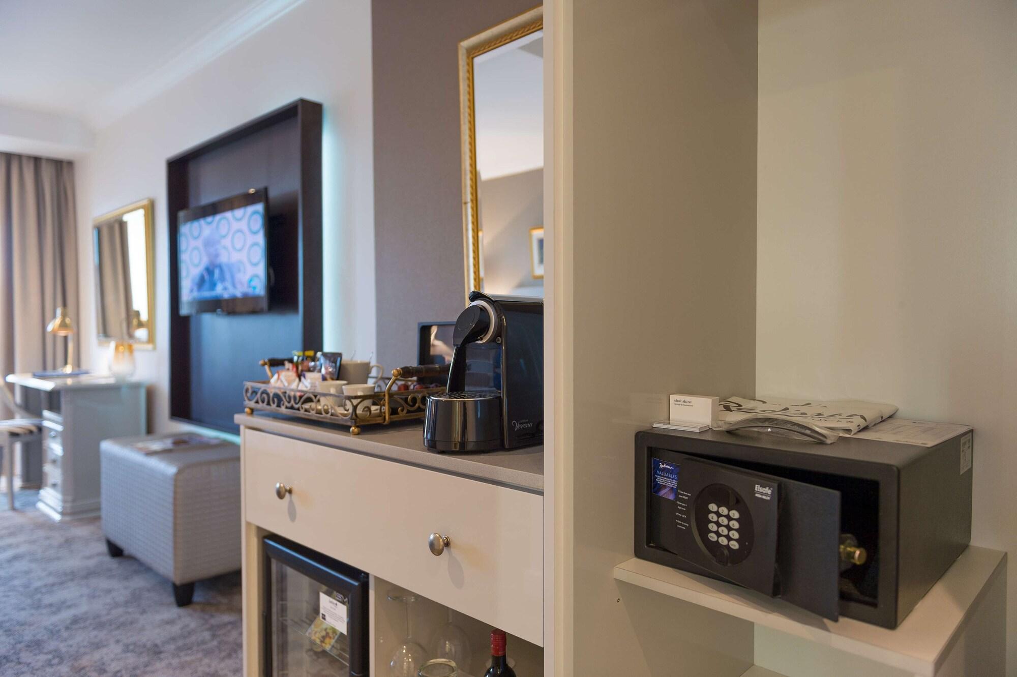 Hotel Le Vendome Cape Town Exterior foto A safe in a hotel room