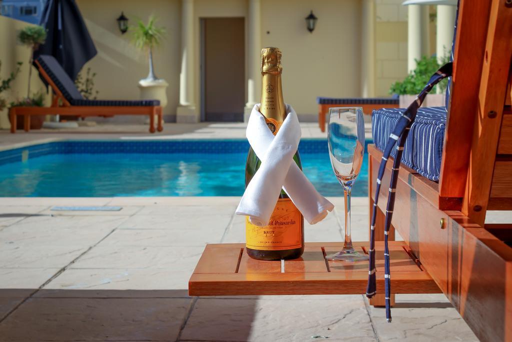 Hotel Le Vendome Cape Town Exterior foto A bottle of Veuve Clicquot