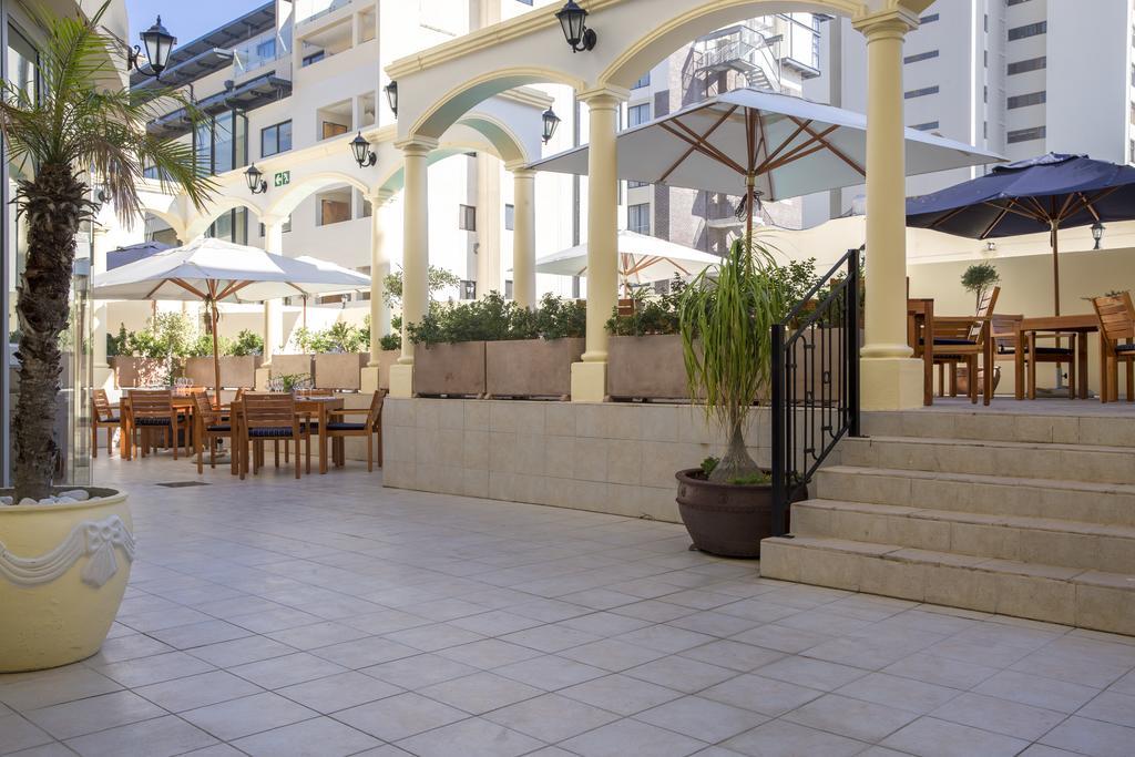 Hotel Le Vendome Cape Town Exterior foto The hotel's courtyard